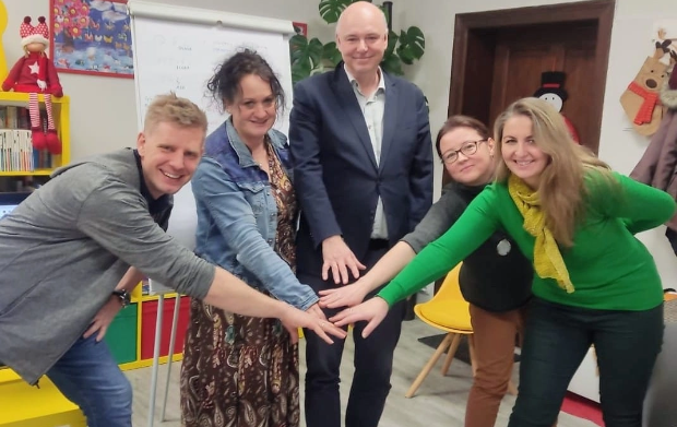 Pięcioro dorosłych przybija wsp&oacute;lną piątkę